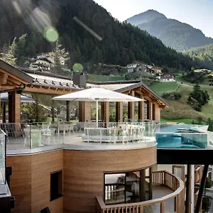 - Alpine . Luxury . Life Отель Зёльден